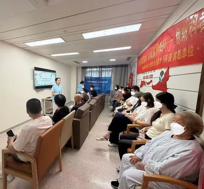 日间病房为中老年人讲解眼底健康知识（原报道配图）