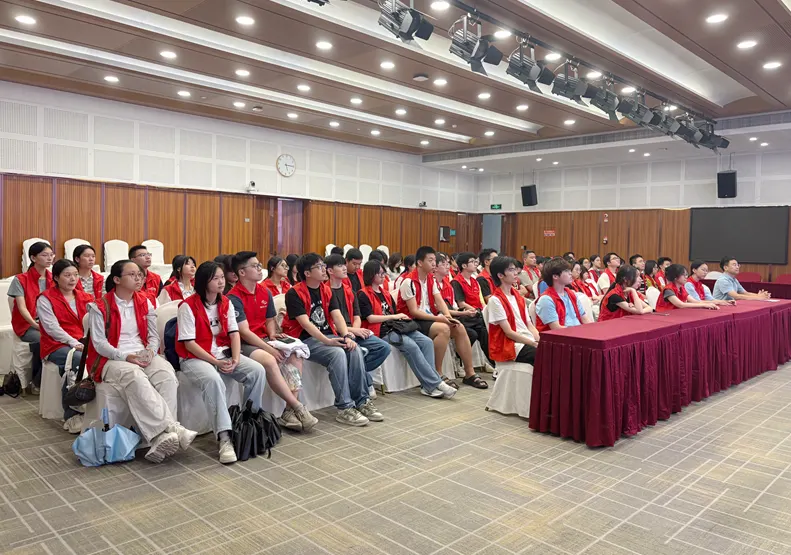 百余名暑期志愿者参加眼科导诊培训（原报道配图）