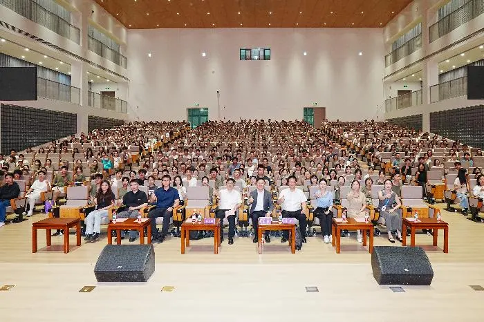 眼视光新生开学课介绍学科发展与学习方向（原报道配图）