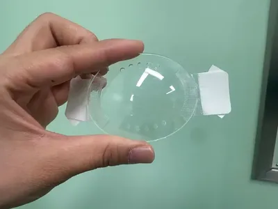 透明眼罩与术前沟通缓解老人就医担忧（原报道配图）